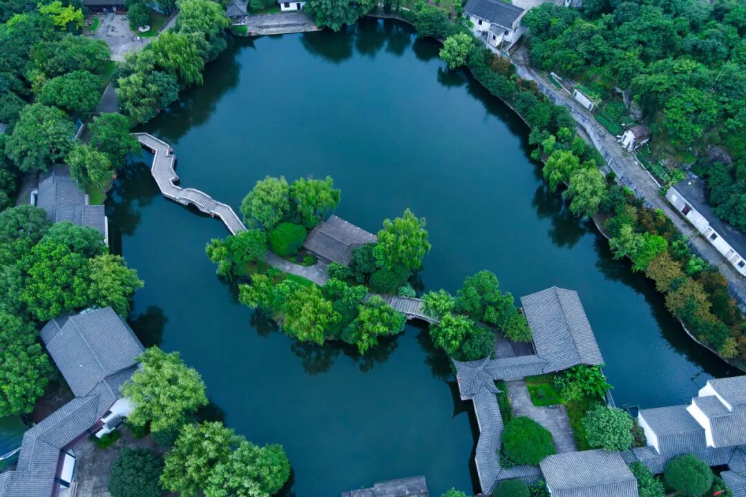 尽管东湖,柯岩景区,兰亭与会稽山景区与城区稍有距离,但绍兴城本身并