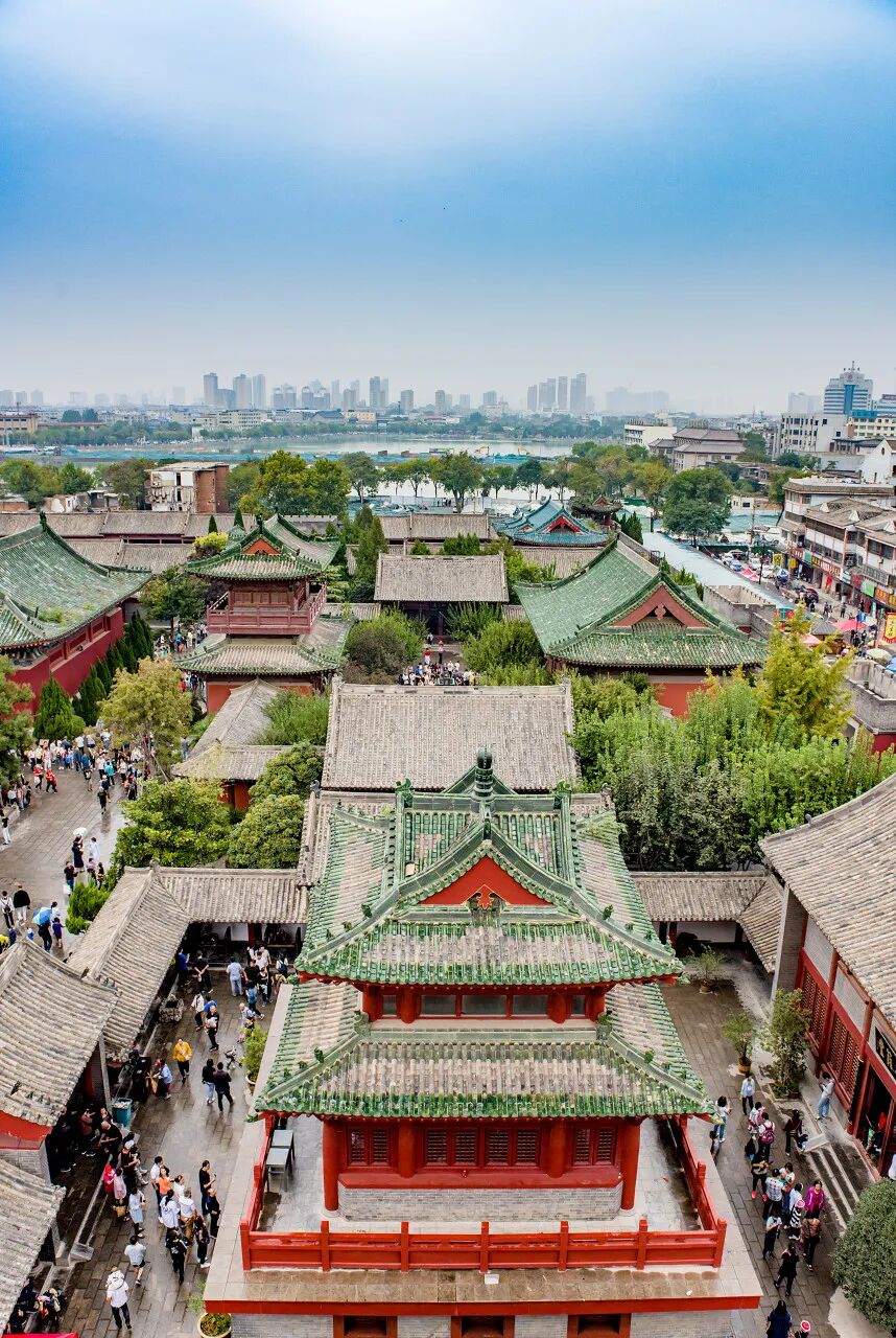 镇中的岳飞庙,作为三大岳庙之一,庄严肃穆,令人肃然起敬;而那木板年画