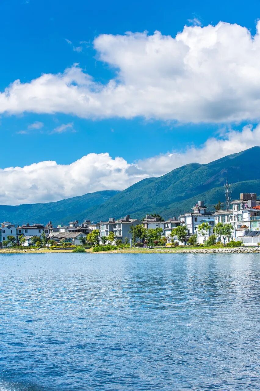 东湖之上,洞桥相映成趣,碧水如玉,澄澈胜天;五泄溪畔,泉水飞泻而下,化