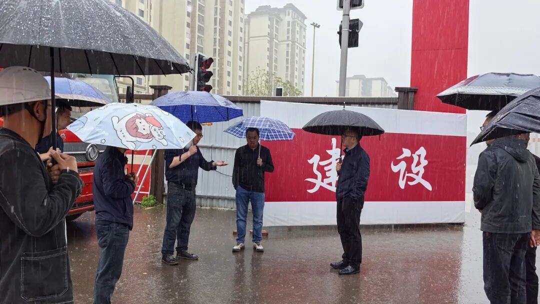 四川武胜县委常委调研嘉陵江沿线道路项目，要求倒排工期加快进度