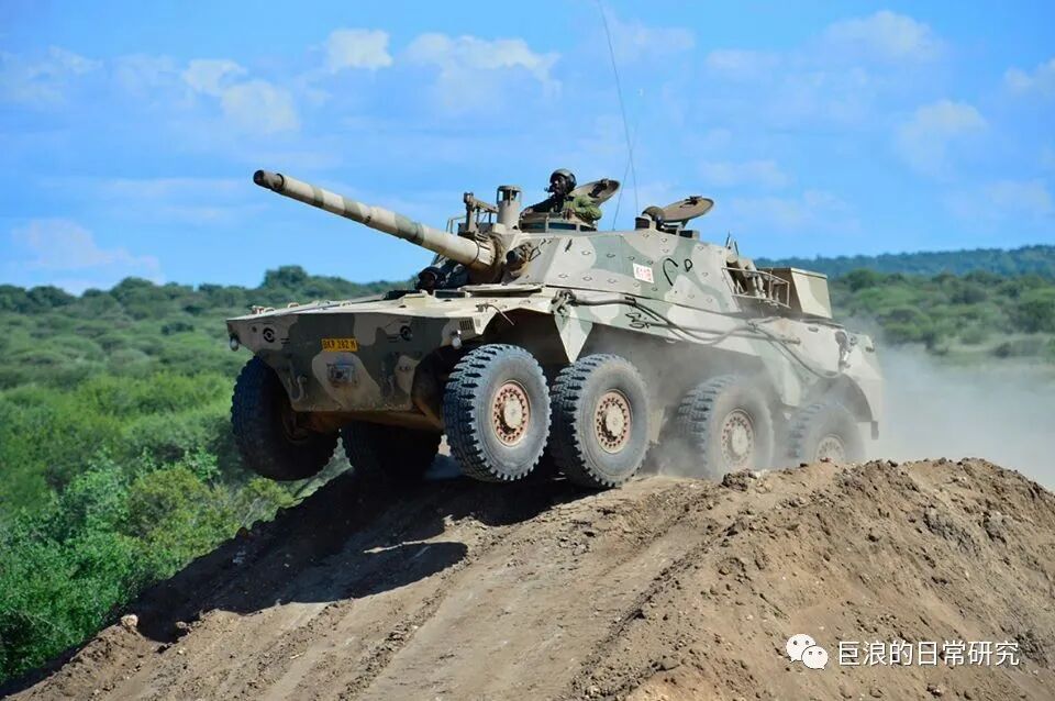 我军10式装甲车内部画面首次展示 独特 悬空 座椅不怕ied 网易订阅