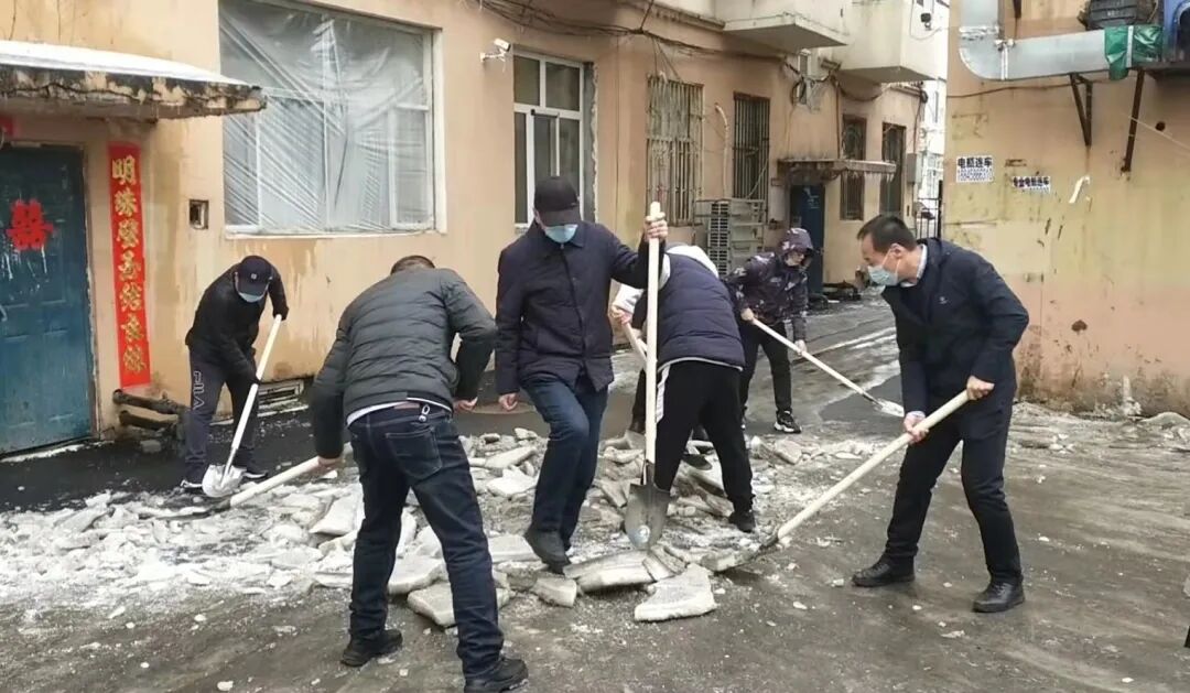 铁力市自然资源局积极开展环境卫生整治和清冰雪活动