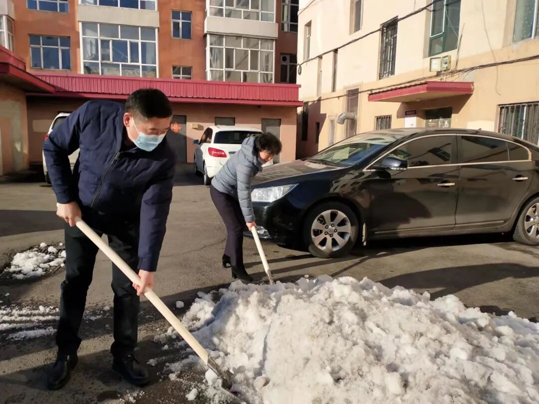 铁力市自然资源局积极开展环境卫生整治和清冰雪活动