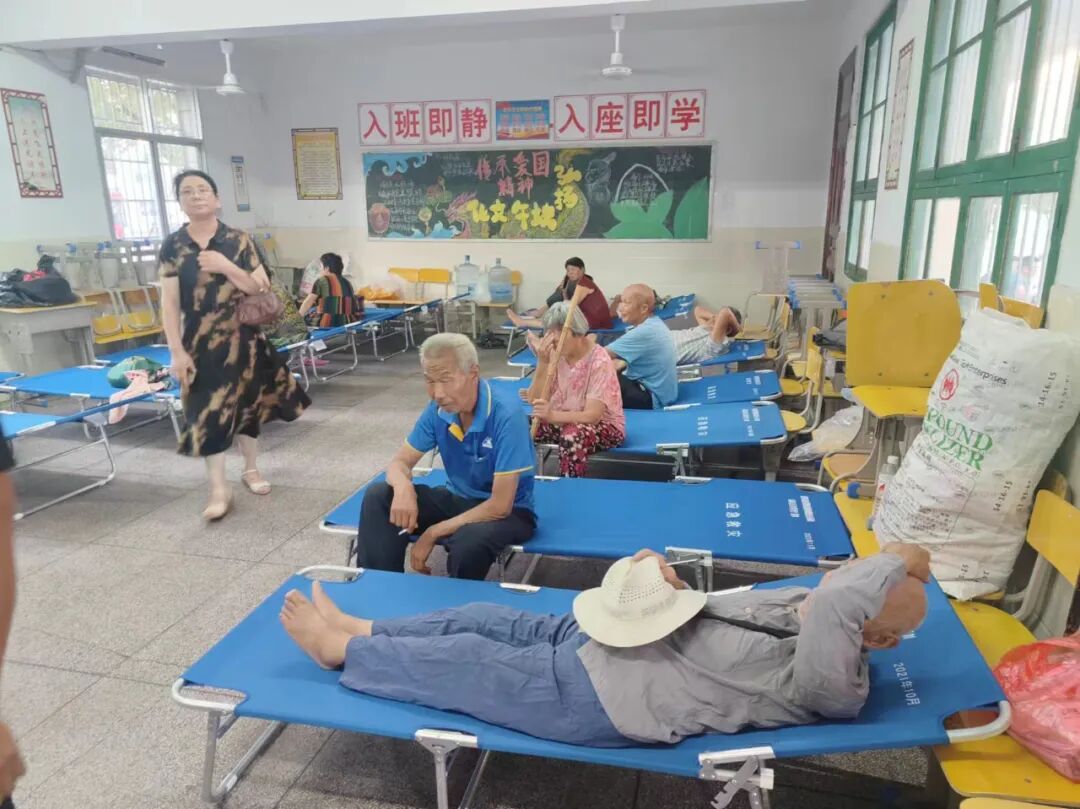 探访华容团洲转移群众集中安置点：晚餐有辣椒炒肉和猪脚，安置室空调全开放