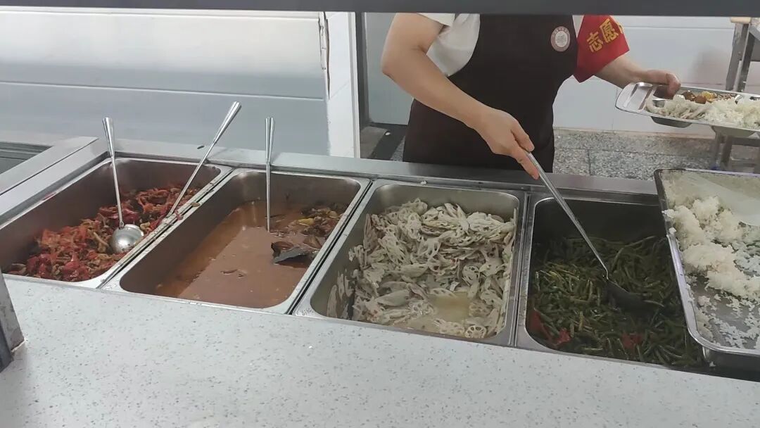 探访华容团洲转移群众集中安置点：晚餐有辣椒炒肉和猪脚，安置室空调全开放