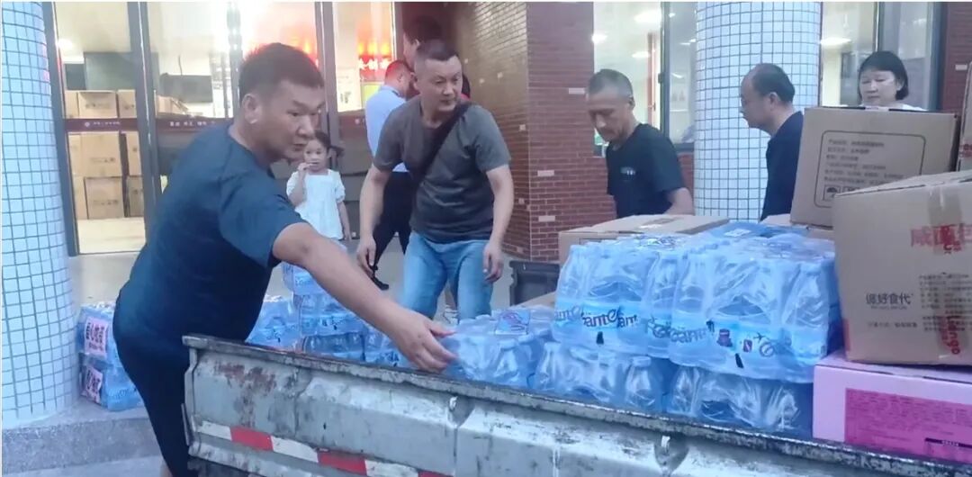 探访华容团洲转移群众集中安置点：晚餐有辣椒炒肉和猪脚，安置室空调全开放