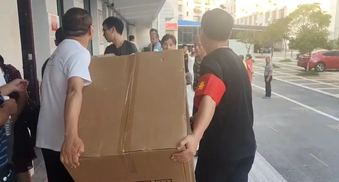 探访华容团洲转移群众集中安置点：晚餐有辣椒炒肉和猪脚，安置室空调全开放