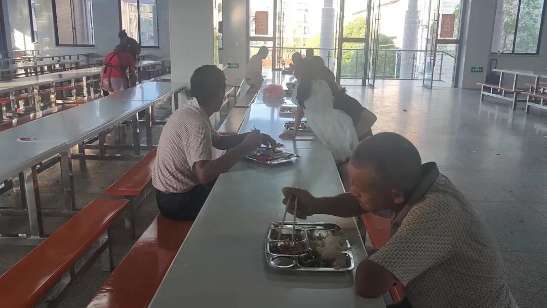 探访华容团洲转移群众集中安置点：晚餐有辣椒炒肉和猪脚，安置室空调全开放