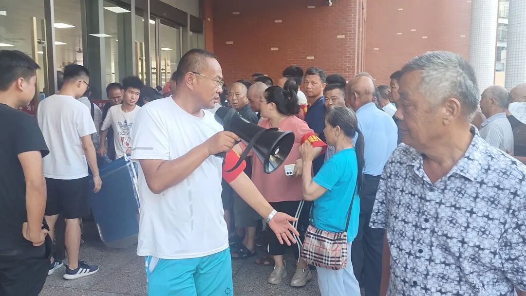 探访华容团洲转移群众集中安置点：晚餐有辣椒炒肉和猪脚，安置室空调全开放