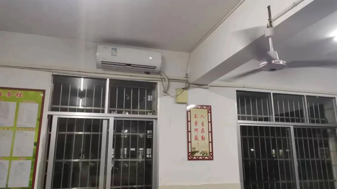 探访华容团洲转移群众集中安置点：晚餐有辣椒炒肉和猪脚，安置室空调全开放