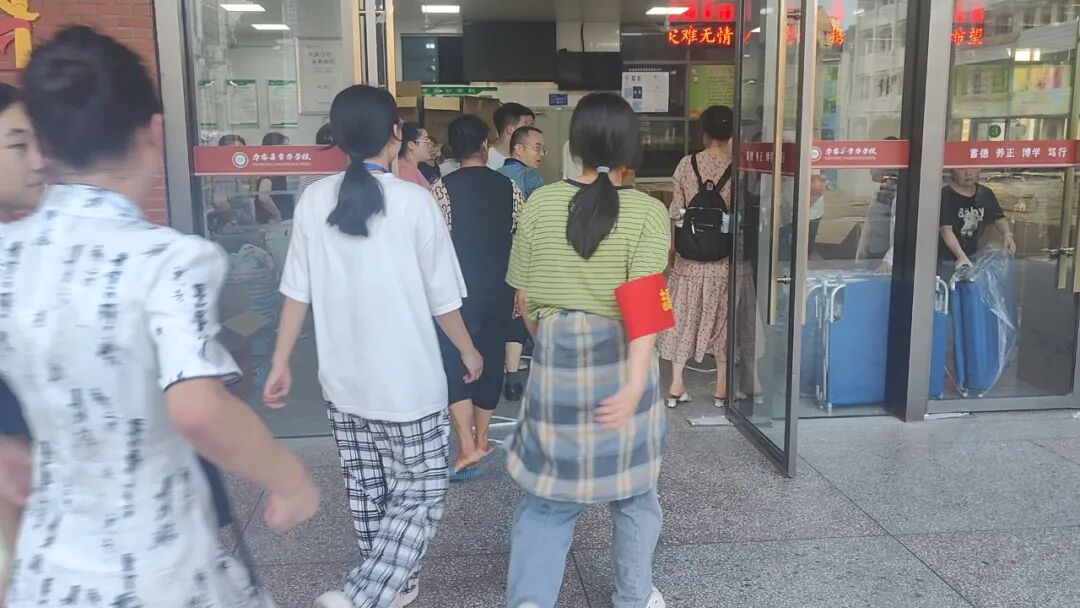 探访华容团洲转移群众集中安置点：晚餐有辣椒炒肉和猪脚，安置室空调全开放