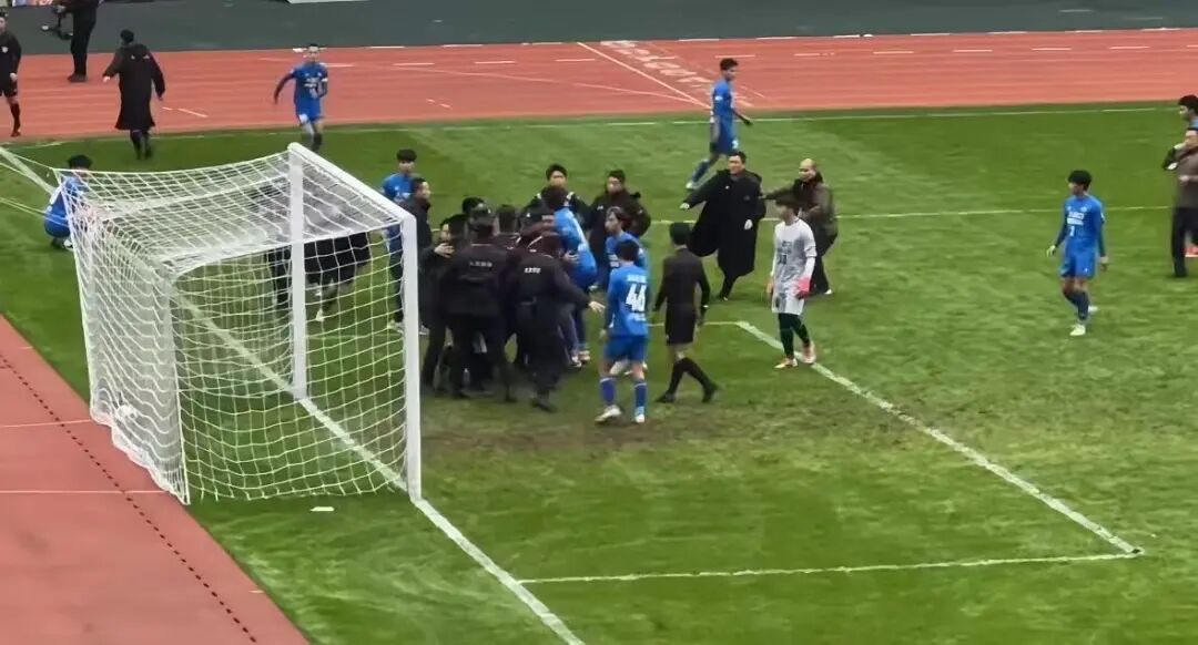 多名球员围着主裁，安保介入。 图源：潇湘晨报