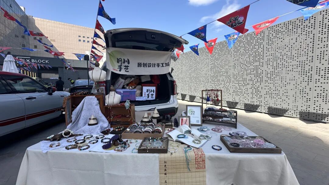 “北大毕业摆摊卖手串月入5万”引热议，当事人回应