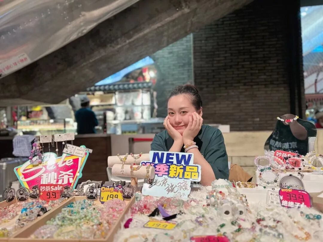 “北大毕业摆摊卖手串月入5万”引热议，当事人回应