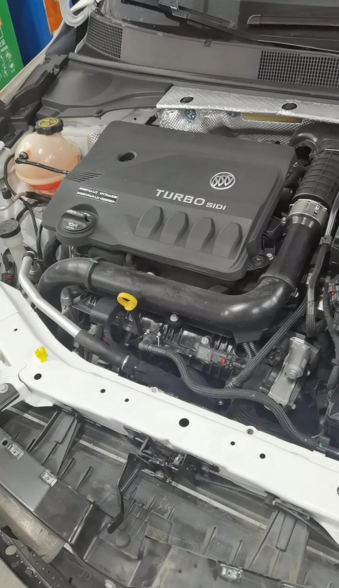 别克车送4S店维修成火烧车？车主要换新车被拒，记者介入后……