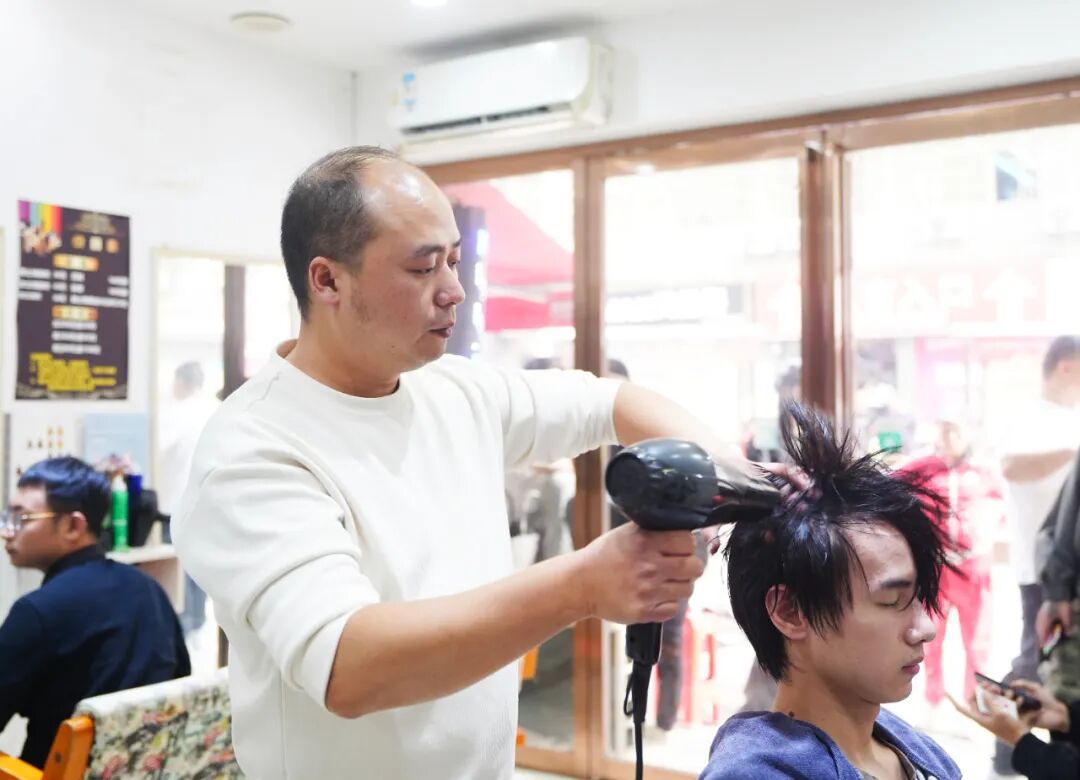 店外排长龙！“听得懂话”的湖南发型师晓华爆红全网，丈夫回应网友“全国巡剪”要求