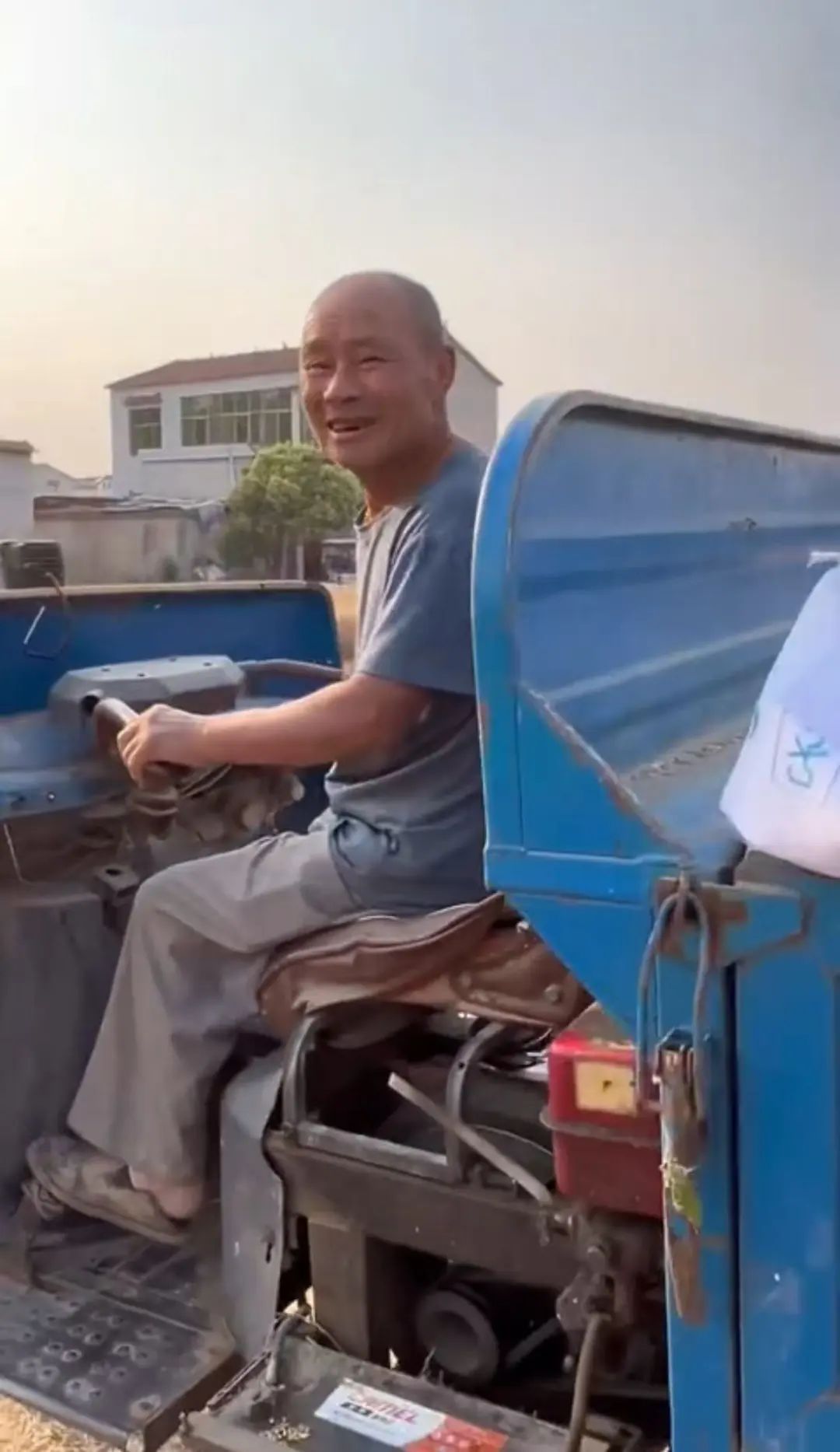 帮八旬老人免费收麦