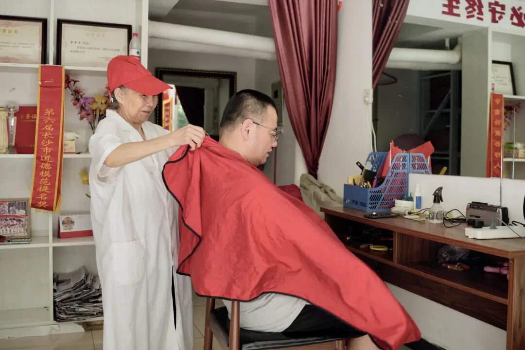 长沙奶奶开3元理发店20年不涨价，收到“中国好人”证书：会继续做下去