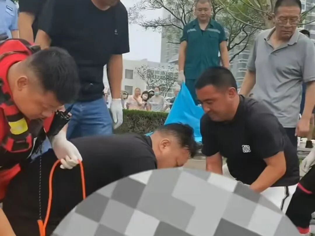 警方回应山东父子三人落水溺亡：孩子踩青苔滑落，父亲跳水救人