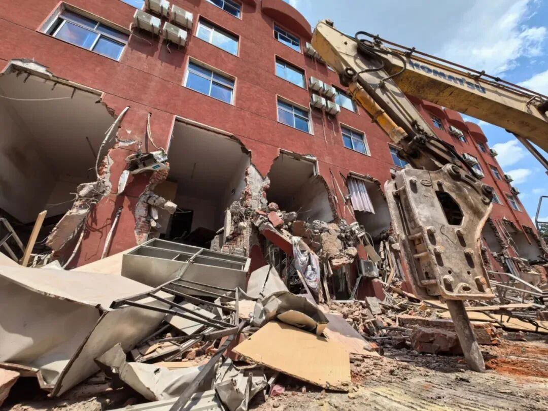 郑州一中专凌晨被水泥公司“强拆”？双方存在房租租赁关系“积怨颇深”，多方回应