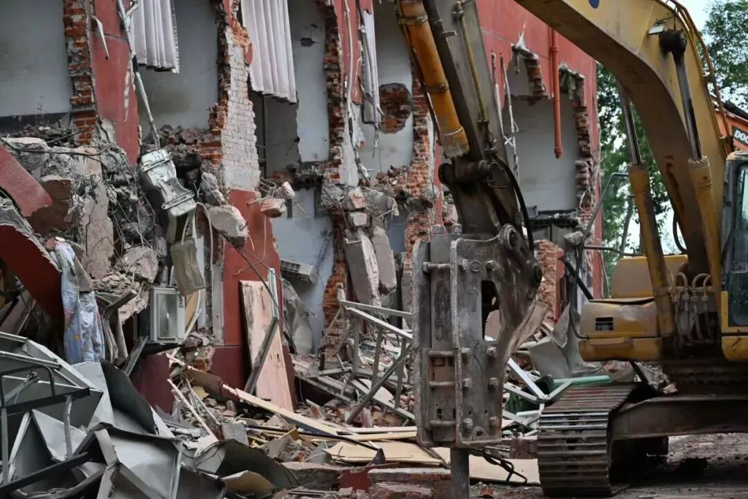 郑州一中专凌晨被水泥公司“强拆”？双方存在房租租赁关系“积怨颇深”，多方回应