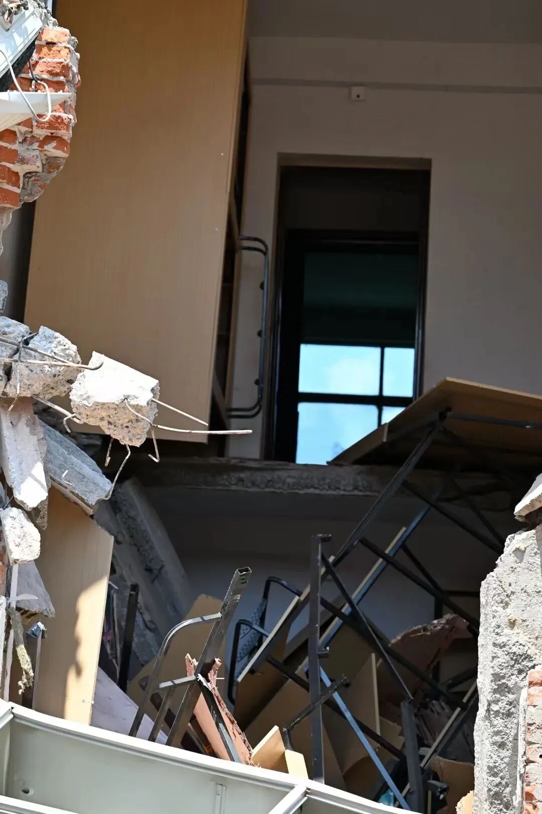 郑州一中专凌晨被水泥公司“强拆”？双方存在房租租赁关系“积怨颇深”，多方回应