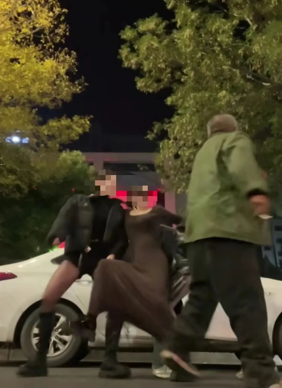 3名女孩凌晨路边拍视频莫名被陌生大爷扇巴掌街道办回应