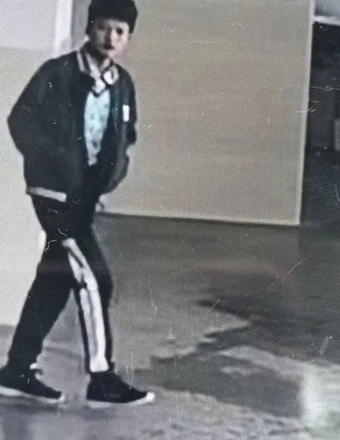 湖北高二学生从学校出走失联16天，家属在河边发现其校服，警方：仍在寻找