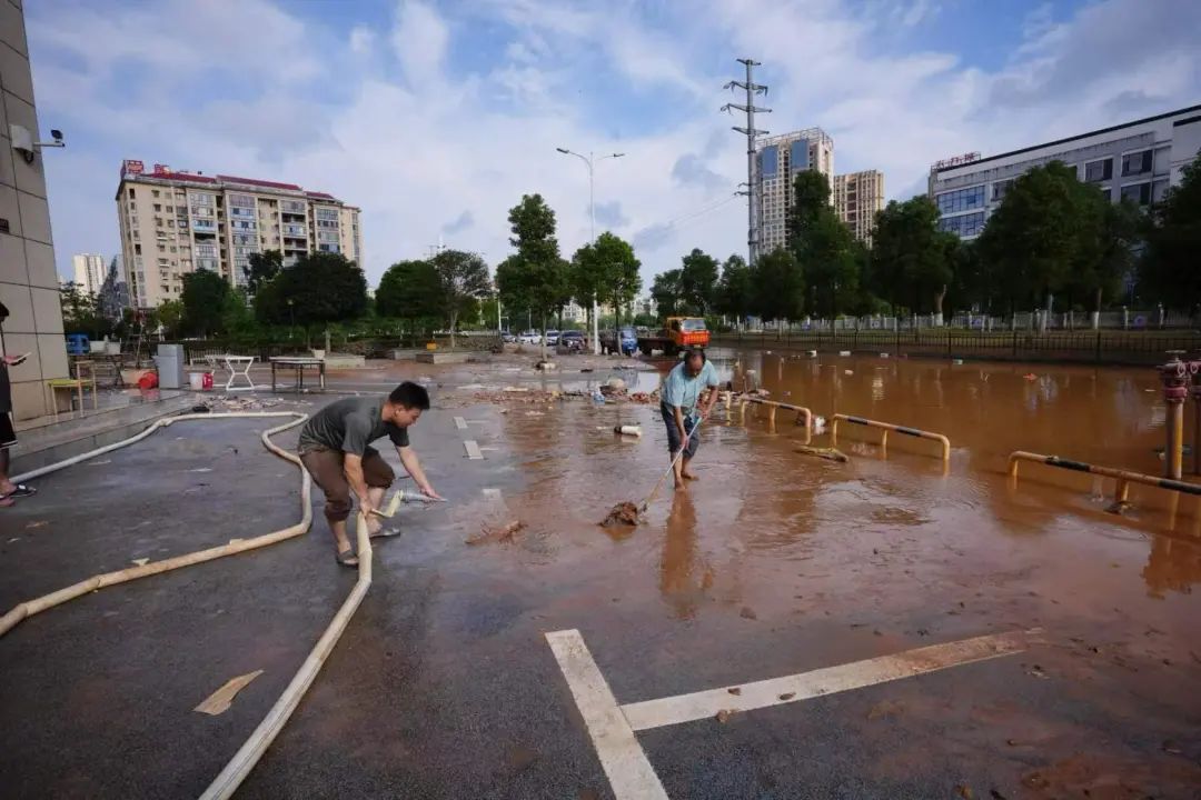 湖南平江洪水渐退 路上停满泥车