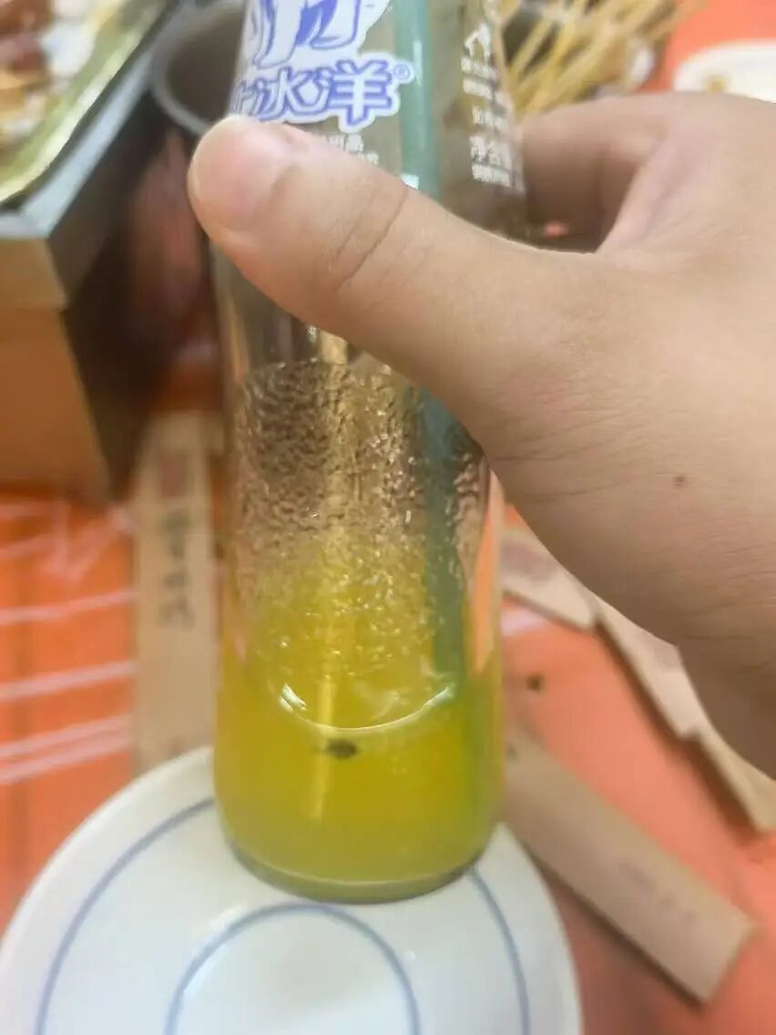 饮料里喝出苍蝇？商家直接把“证据”倒掉了，生产商：不符合出厂工艺