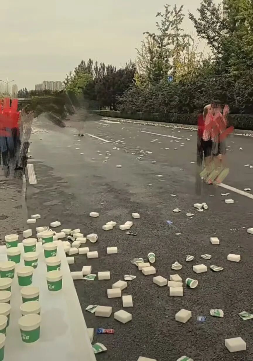 太原马拉松部分路段遍地垃圾,山西太原马拉松部分路段遍地垃圾，回应：4万多人参加现场..