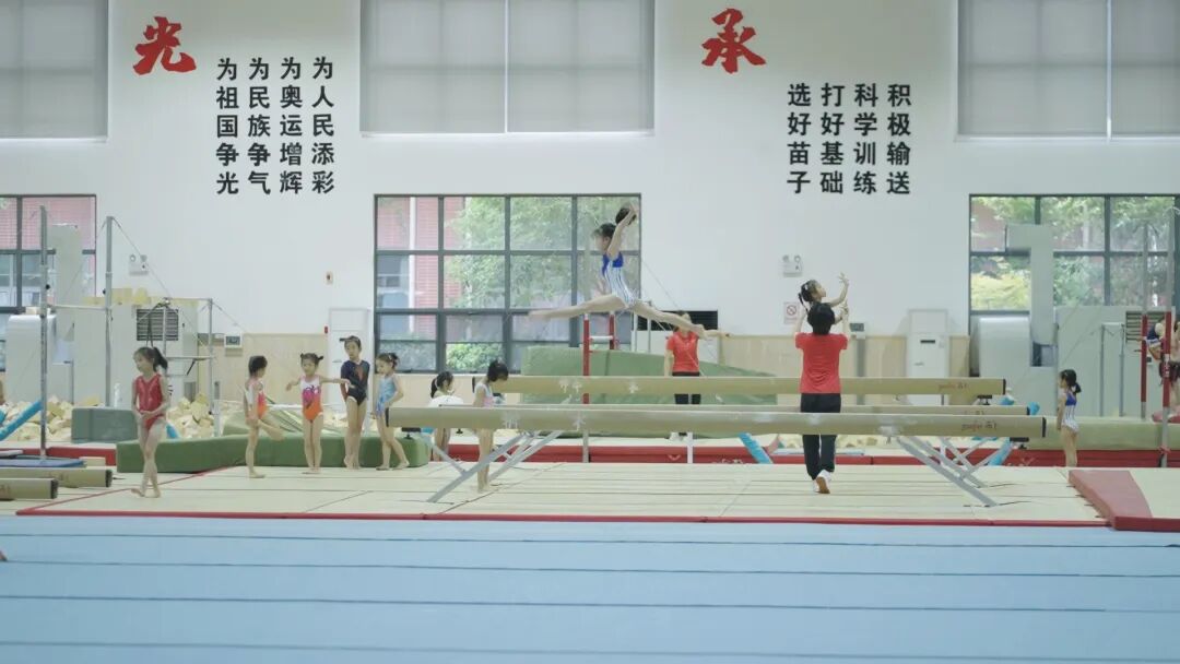 長(zhǎng)沙伢子張博恒奧運(yùn)會(huì)摘銀：小時(shí)候愛(ài)哭鼻子，如今作為體操隊(duì)長(zhǎng)登上領(lǐng)獎(jiǎng)臺(tái)