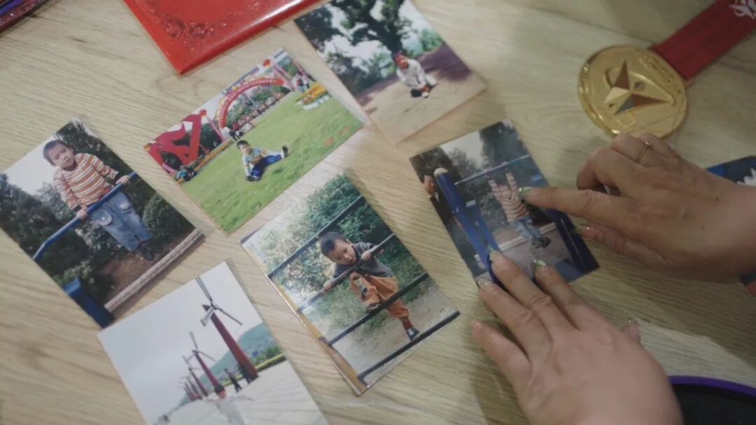 長(zhǎng)沙伢子張博恒奧運(yùn)會(huì)摘銀：小時(shí)候愛(ài)哭鼻子，如今作為體操隊(duì)長(zhǎng)登上領(lǐng)獎(jiǎng)臺(tái)