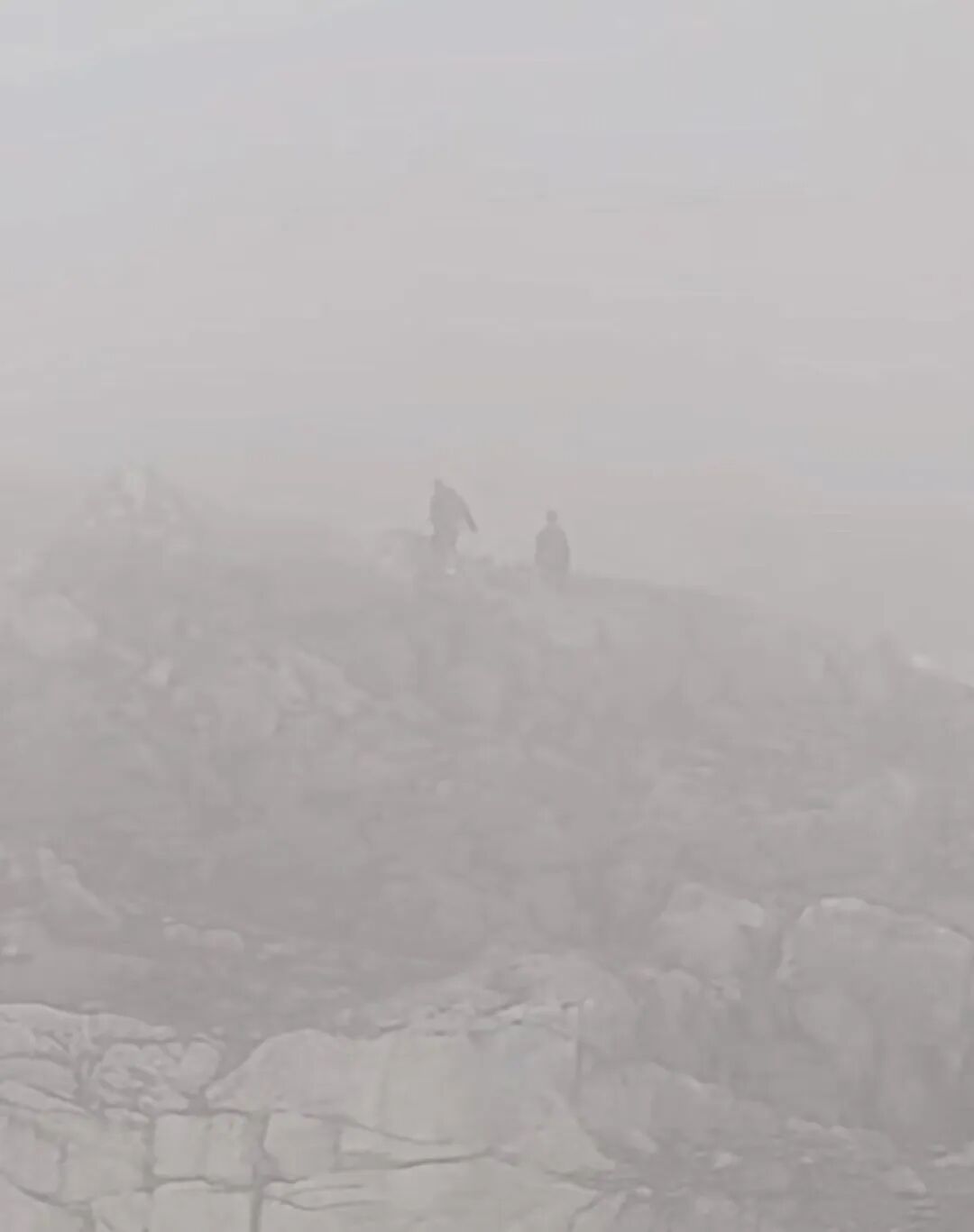 游客擅自翻越玉龙雪山护栏进入未开放区域，景区：有安全提示，只能口头警告