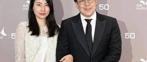 郭晶晶穿绿西装现身剪彩,多人跟随气场强,发箍束发尽显简约大气.