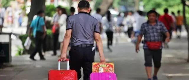 孩子! 让我再帮你扛一次行李, 以后的路你就要学着一个人走...