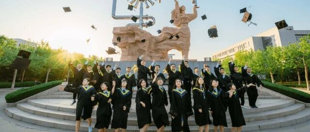 “上过大学”和“没上过大学”区别，4方面对比，过来人：太真实了！