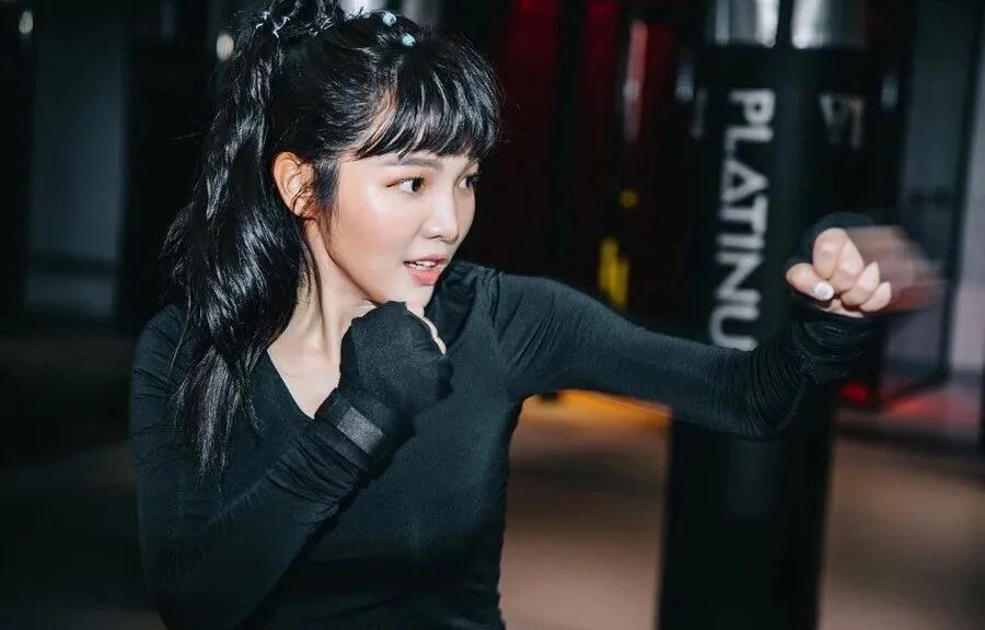 【美女】27岁女主持“柯基臀”太诱人，引发无数网友疯狂舔屏（组图） - 23