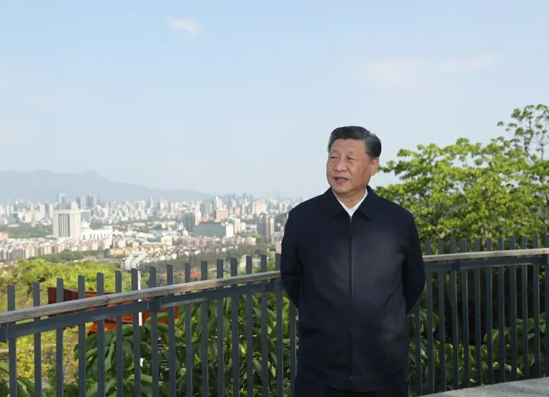 2021年3月24日，在福建福州考察的习近平总书记登上郊野福道的观景平台。