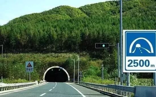 a.隧道到出口的距离  b.隧道的总长度