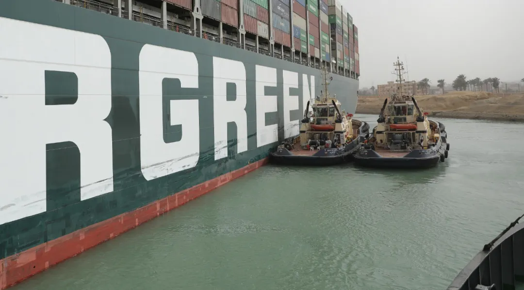 救援船只在埃及苏伊士运河上重型货船搁浅的现场进行作业