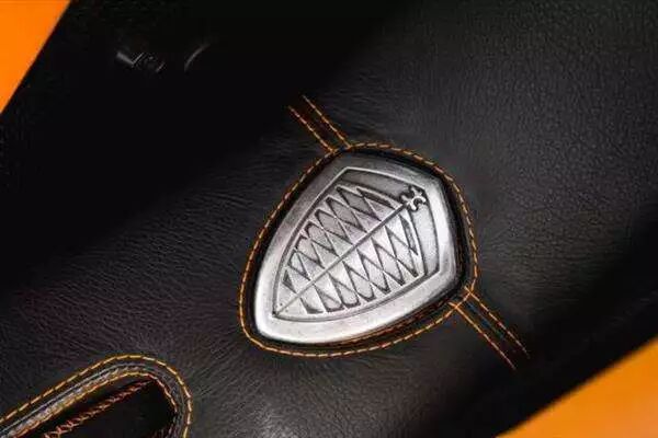 保时捷的钥匙采用了跑车的造型,细长的钥匙十分流畅动感,同时也保持了