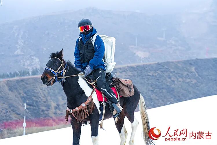 游客骑马滑雪 马鬃山滑雪场供图