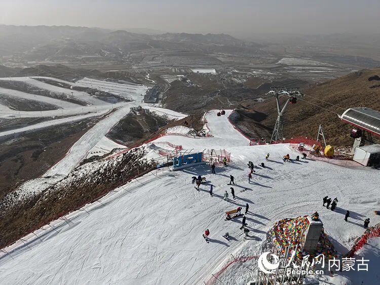 马鬃山滑雪场。人民网记者 齐浩男摄