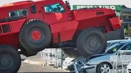 魔鬼掠夺者！这台防弹防爆的全地形越野车，完美诠释什么叫暴力美学。。