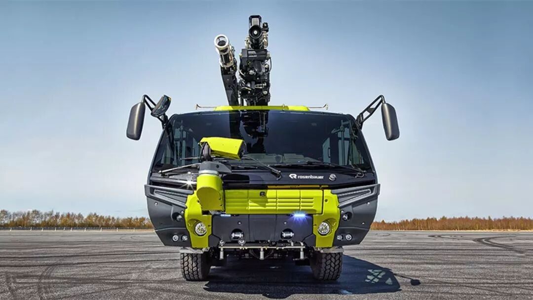 世界最强消防车，专门给飞机灭火，售价千万元一辆