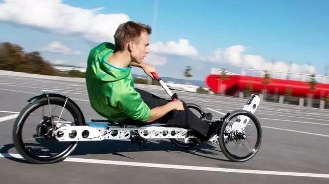 骑单车不用脚？老外发明划船自行车，躺着用手骑回头率100%