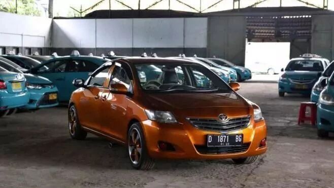 印尼一大爷爆改“双头”小轿车，简直不要太拉轰！