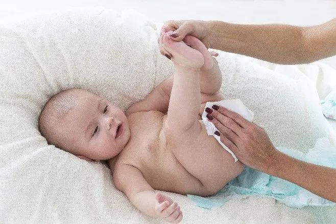 婴儿拉肚子脱水症状(宝宝腹泻症状都有哪些呢)