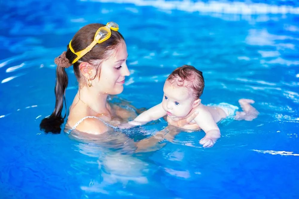 孩子遊泳好處多！但不到這個年齡千萬別遊！ 親子 第4張